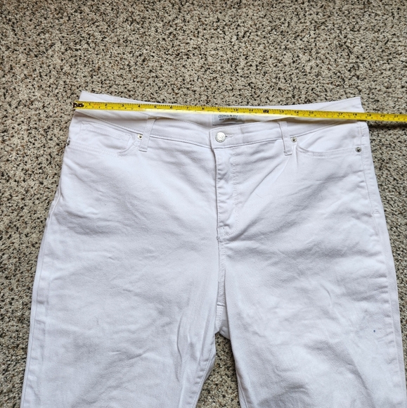 Crown & Ivy Cropped Ruffle Hem Jean - Picture 4 of 4